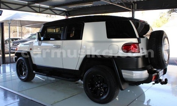 Acheter Occasion Voiture Toyota FJ Cruiser Blanc à Beitbridge, Matabeleland South Acheter Occasion Voiture Toyota FJ Cruiser Blanc à Beitbridge, Matabeleland South