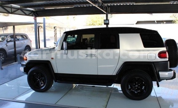 Acheter Occasion Voiture Toyota FJ Cruiser Blanc à Beitbridge, Matabeleland South Acheter Occasion Voiture Toyota FJ Cruiser Blanc à Beitbridge, Matabeleland South