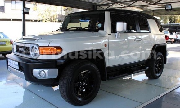 Acheter Occasion Voiture Toyota FJ Cruiser Blanc à Beitbridge, Matabeleland South Acheter Occasion Voiture Toyota FJ Cruiser Blanc à Beitbridge, Matabeleland South