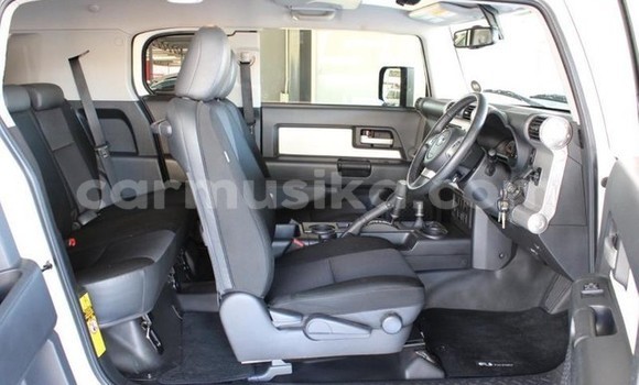 Acheter Occasion Voiture Toyota FJ Cruiser Blanc à Beitbridge, Matabeleland South Acheter Occasion Voiture Toyota FJ Cruiser Blanc à Beitbridge, Matabeleland South