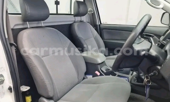 Buy Used Toyota Hilux White Car in Beitbridge in Matabeleland South Buy Used Toyota Hilux White Car in Beitbridge in Matabeleland South