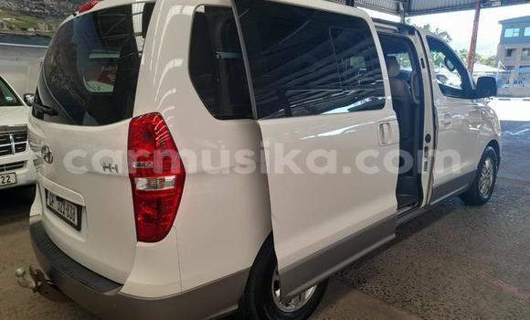 Buy Used Hyundai H1 White Car in Beitbridge in Matabeleland South Buy Used Hyundai H1 White Car in Beitbridge in Matabeleland South