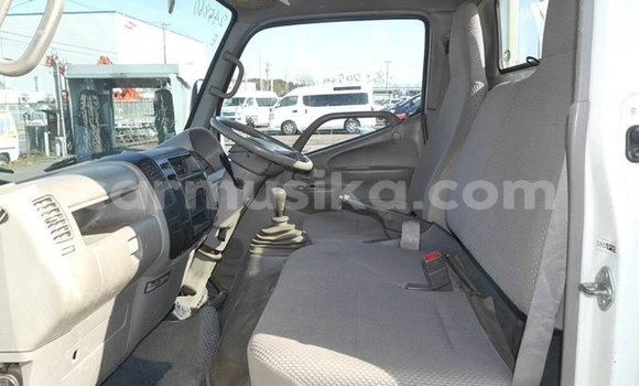 Nunua Ilio tumika Toyota Dyna Nyeupe Lori ndani ya Beitbridge nchini Matabeleland Kusini Nunua Ilio tumika Toyota Dyna Nyeupe Lori ndani ya Beitbridge nchini Matabeleland Kusini