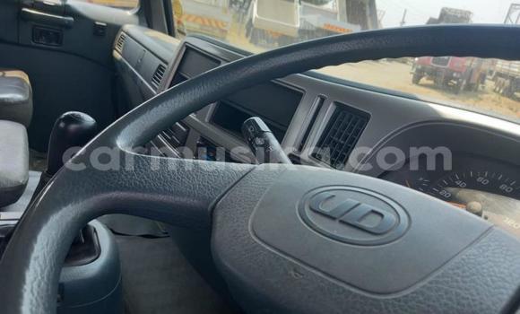 Nunua Ilio tumika Nissan UD Nyeupe Lori ndani ya Beitbridge nchini Matabeleland Kusini Nunua Ilio tumika Nissan UD Nyeupe Lori ndani ya Beitbridge nchini Matabeleland Kusini