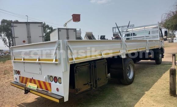 Nunua Ilio tumika Nissan UD Nyeupe Lori ndani ya Beitbridge nchini Matabeleland Kusini Nunua Ilio tumika Nissan UD Nyeupe Lori ndani ya Beitbridge nchini Matabeleland Kusini