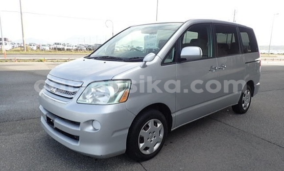 Acheter Occasion Voiture Toyota Noah Gris à Beitbridge, Matabeleland South