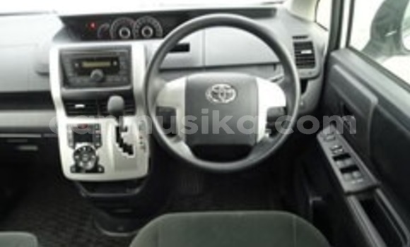 Acheter Occasion Voiture Toyota Voxy Blanc à Beitbridge, Matabeleland South Acheter Occasion Voiture Toyota Voxy Blanc à Beitbridge, Matabeleland South