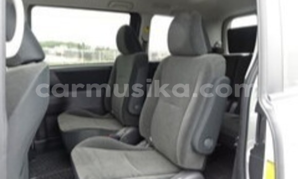 Acheter Occasion Voiture Toyota Voxy Blanc à Beitbridge, Matabeleland South Acheter Occasion Voiture Toyota Voxy Blanc à Beitbridge, Matabeleland South