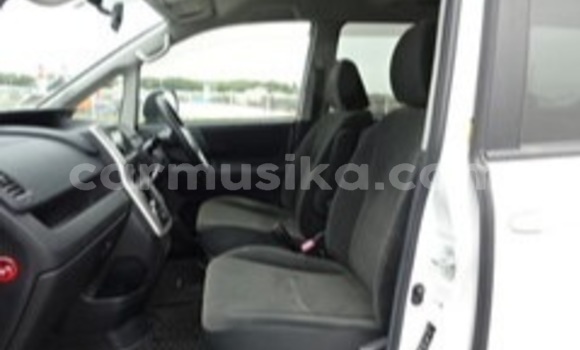 Acheter Occasion Voiture Toyota Voxy Blanc à Beitbridge, Matabeleland South Acheter Occasion Voiture Toyota Voxy Blanc à Beitbridge, Matabeleland South