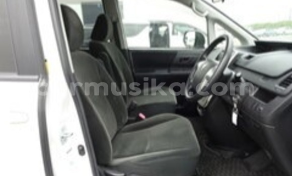 Acheter Occasion Voiture Toyota Voxy Blanc à Beitbridge, Matabeleland South Acheter Occasion Voiture Toyota Voxy Blanc à Beitbridge, Matabeleland South