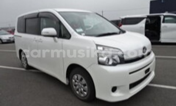 Acheter Occasion Voiture Toyota Voxy Blanc à Beitbridge, Matabeleland South Acheter Occasion Voiture Toyota Voxy Blanc à Beitbridge, Matabeleland South