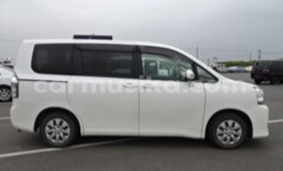 Acheter Occasion Voiture Toyota Voxy Blanc à Beitbridge, Matabeleland South Acheter Occasion Voiture Toyota Voxy Blanc à Beitbridge, Matabeleland South