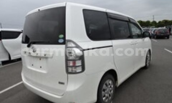 Acheter Occasion Voiture Toyota Voxy Blanc à Beitbridge, Matabeleland South Acheter Occasion Voiture Toyota Voxy Blanc à Beitbridge, Matabeleland South