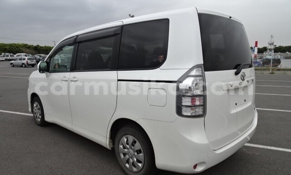 Acheter Occasion Voiture Toyota Voxy Blanc à Beitbridge, Matabeleland South Acheter Occasion Voiture Toyota Voxy Blanc à Beitbridge, Matabeleland South