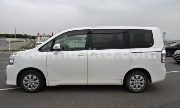 Acheter Occasion Voiture Toyota Voxy Blanc à Beitbridge, Matabeleland South Acheter Occasion Voiture Toyota Voxy Blanc à Beitbridge, Matabeleland South
