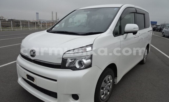 Acheter Occasion Voiture Toyota Voxy Blanc à Beitbridge, Matabeleland South Acheter Occasion Voiture Toyota Voxy Blanc à Beitbridge, Matabeleland South