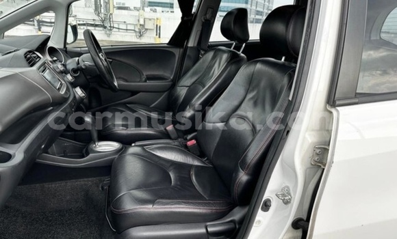 Acheter Occasion Voiture Honda Fit Blanc à Beitbridge, Matabeleland South Acheter Occasion Voiture Honda Fit Blanc à Beitbridge, Matabeleland South