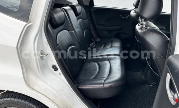 Acheter Occasion Voiture Honda Fit Blanc à Beitbridge, Matabeleland South Acheter Occasion Voiture Honda Fit Blanc à Beitbridge, Matabeleland South