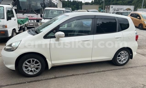 Acheter Occasion Voiture Honda Fit Blanc à Beitbridge, Matabeleland South Acheter Occasion Voiture Honda Fit Blanc à Beitbridge, Matabeleland South