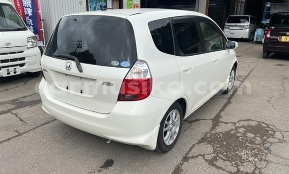 Acheter Occasion Voiture Honda Fit Blanc à Beitbridge, Matabeleland South Acheter Occasion Voiture Honda Fit Blanc à Beitbridge, Matabeleland South