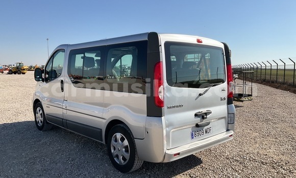 Buy Used Renault Trafic Silver Car in Beitbridge in Matabeleland South Buy Used Renault Trafic Silver Car in Beitbridge in Matabeleland South
