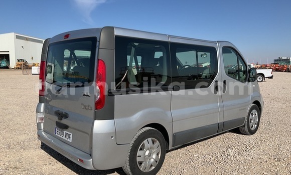 Buy Used Renault Trafic Silver Car in Beitbridge in Matabeleland South Buy Used Renault Trafic Silver Car in Beitbridge in Matabeleland South