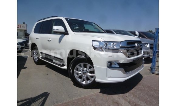 Tenga Imported Toyota Land Cruiser Chena Mota in Import - Dubai in Harare Tenga Imported Toyota Land Cruiser Chena Mota in Import - Dubai in Harare