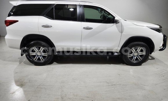 Nunua Ilio tumika Toyota Fortuner Nyeupe Gari ndani ya Beitbridge nchini Matabeleland Kusini Nunua Ilio tumika Toyota Fortuner Nyeupe Gari ndani ya Beitbridge nchini Matabeleland Kusini