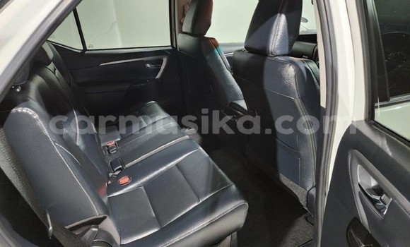 Nunua Ilio tumika Toyota Fortuner Nyeupe Gari ndani ya Beitbridge nchini Matabeleland Kusini Nunua Ilio tumika Toyota Fortuner Nyeupe Gari ndani ya Beitbridge nchini Matabeleland Kusini