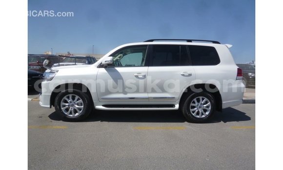 Tenga Imported Toyota Land Cruiser Chena Mota in Import - Dubai in Harare Tenga Imported Toyota Land Cruiser Chena Mota in Import - Dubai in Harare