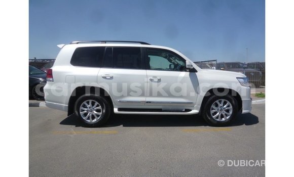 Tenga Imported Toyota Land Cruiser Chena Mota in Import - Dubai in Harare Tenga Imported Toyota Land Cruiser Chena Mota in Import - Dubai in Harare