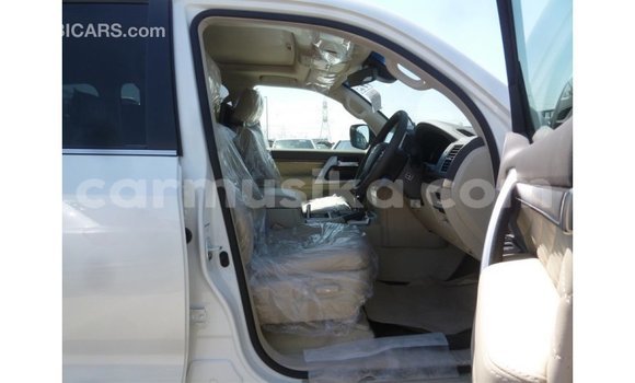 Tenga Imported Toyota Land Cruiser Chena Mota in Import - Dubai in Harare Tenga Imported Toyota Land Cruiser Chena Mota in Import - Dubai in Harare
