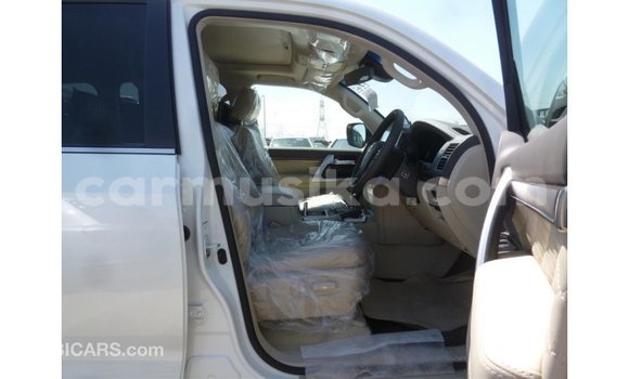 Tenga Imported Toyota Land Cruiser Chena Mota in Import - Dubai in Harare Tenga Imported Toyota Land Cruiser Chena Mota in Import - Dubai in Harare