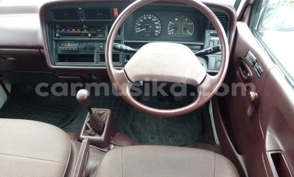 Buy Used Toyota Hiace White Car in Beitbridge in Matabeleland South Buy Used Toyota Hiace White Car in Beitbridge in Matabeleland South