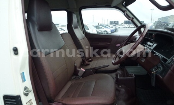 Buy Used Toyota Hiace White Car in Beitbridge in Matabeleland South Buy Used Toyota Hiace White Car in Beitbridge in Matabeleland South