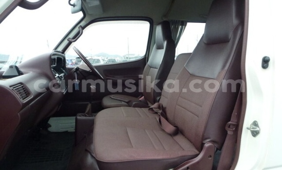 Buy Used Toyota Hiace White Car in Beitbridge in Matabeleland South Buy Used Toyota Hiace White Car in Beitbridge in Matabeleland South