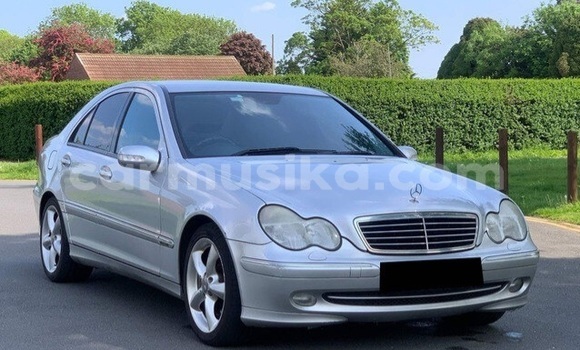 Acheter Occasion Voiture Mercedes-Benz C180 coupe Gris à Beitbridge, Matabeleland South Acheter Occasion Voiture Mercedes-Benz C180 coupe Gris à Beitbridge, Matabeleland South