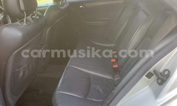 Acheter Occasion Voiture Mercedes-Benz C180 coupe Gris à Beitbridge, Matabeleland South Acheter Occasion Voiture Mercedes-Benz C180 coupe Gris à Beitbridge, Matabeleland South