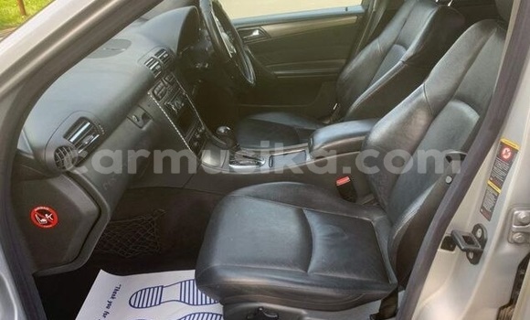 Acheter Occasion Voiture Mercedes-Benz C180 coupe Gris à Beitbridge, Matabeleland South Acheter Occasion Voiture Mercedes-Benz C180 coupe Gris à Beitbridge, Matabeleland South