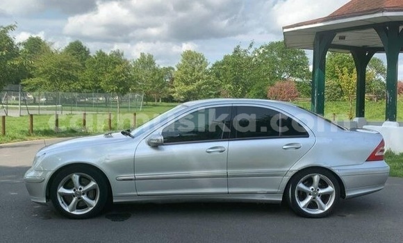 Acheter Occasion Voiture Mercedes-Benz C180 coupe Gris à Beitbridge, Matabeleland South Acheter Occasion Voiture Mercedes-Benz C180 coupe Gris à Beitbridge, Matabeleland South