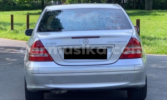 Acheter Occasion Voiture Mercedes-Benz C180 coupe Gris à Beitbridge, Matabeleland South Acheter Occasion Voiture Mercedes-Benz C180 coupe Gris à Beitbridge, Matabeleland South