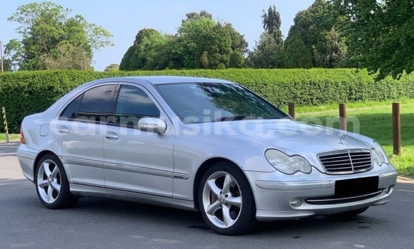 Acheter Occasion Voiture Mercedes-Benz C180 coupe Gris à Beitbridge, Matabeleland South Acheter Occasion Voiture Mercedes-Benz C180 coupe Gris à Beitbridge, Matabeleland South