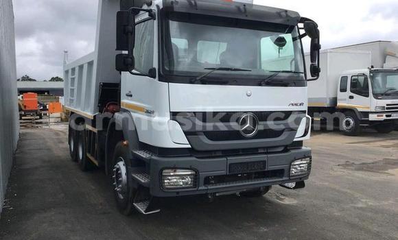 Acheter Occasion Utilitaire Mercedes‒Benz Tipper Blanc à Beitbridge, Matabeleland South Acheter Occasion Utilitaire Mercedes‒Benz Tipper Blanc à Beitbridge, Matabeleland South