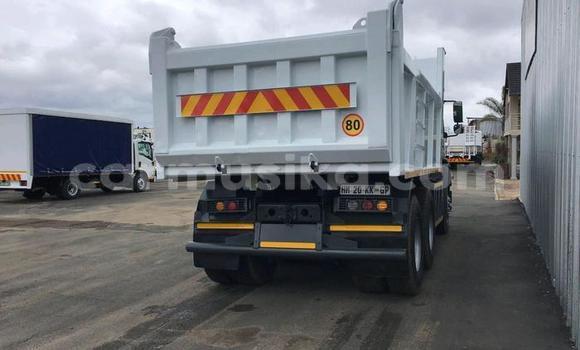 Acheter Occasion Utilitaire Mercedes‒Benz Tipper Blanc à Beitbridge, Matabeleland South Acheter Occasion Utilitaire Mercedes‒Benz Tipper Blanc à Beitbridge, Matabeleland South