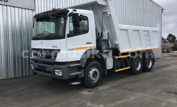 Acheter Occasion Utilitaire Mercedes‒Benz Tipper Blanc à Beitbridge, Matabeleland South Acheter Occasion Utilitaire Mercedes‒Benz Tipper Blanc à Beitbridge, Matabeleland South