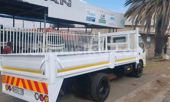 Acheter Occasion Utilitaire Hino 300 Blanc à Beitbridge, Matabeleland South Acheter Occasion Utilitaire Hino 300 Blanc à Beitbridge, Matabeleland South