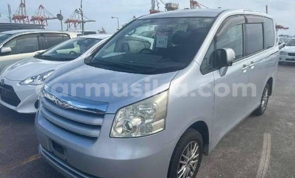Buy Used Toyota Noah Silver Car in Beitbridge in Matabeleland South