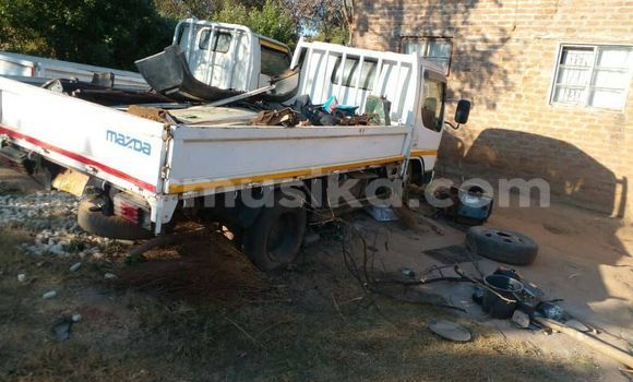 Nunua Ilio tumika Mazda Tribute Nyeupe Gari ndani ya Harare nchini Harare Nunua Ilio tumika Mazda Tribute Nyeupe Gari ndani ya Harare nchini Harare