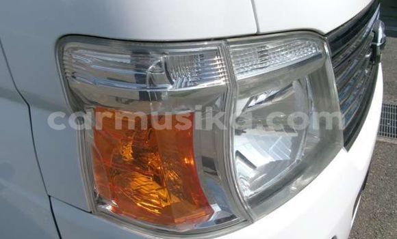 Nunua Ilio tumika Nissan Caravan Nyeupe Gari ndani ya Beitbridge nchini Matabeleland Kusini Nunua Ilio tumika Nissan Caravan Nyeupe Gari ndani ya Beitbridge nchini Matabeleland Kusini