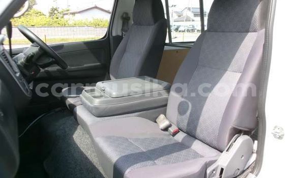 Nunua Ilio tumika Nissan Caravan Nyeupe Gari ndani ya Beitbridge nchini Matabeleland Kusini Nunua Ilio tumika Nissan Caravan Nyeupe Gari ndani ya Beitbridge nchini Matabeleland Kusini